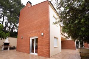 ¡Descubre el hogar de tus sueños en Riudecols! photo 0