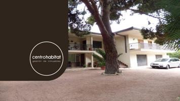 Espectacular chalet con gran jardín y piscina propia. Situación privilegiada para vivir todo el año. photo 0