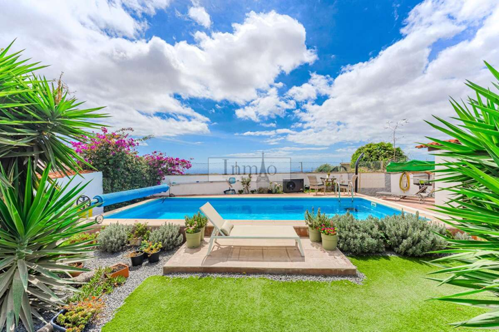 Exclusividad y confort en Granadilla: villa con piscina y vistas espectaculares photo 0