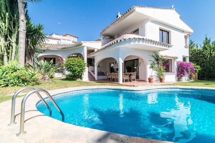 Villa En venta en Marbella photo 0