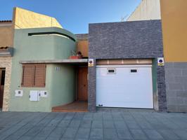 Unifamiliar Pareada En venta en Calle Che Guevara, Vecindario Centro-San Pedro Mártir, Santa Lucía De Tirajana photo 0