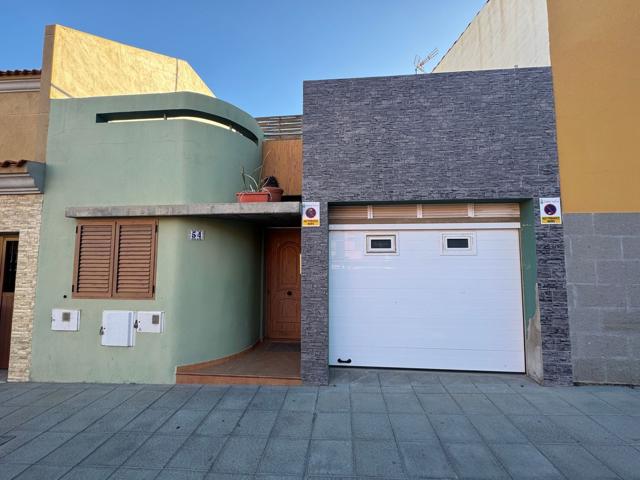 Unifamiliar Pareada En venta en Calle Che Guevara, Vecindario Centro-San Pedro Mártir, Santa Lucía De Tirajana photo 0