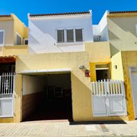 Unifamiliar Pareada En venta en Cl Guaniles Los, Vecindario-Los Llanos, Santa Lucía De Tirajana photo 0