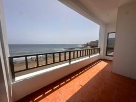 Amplia vivienda con terraza y vistas directas al mar photo 0