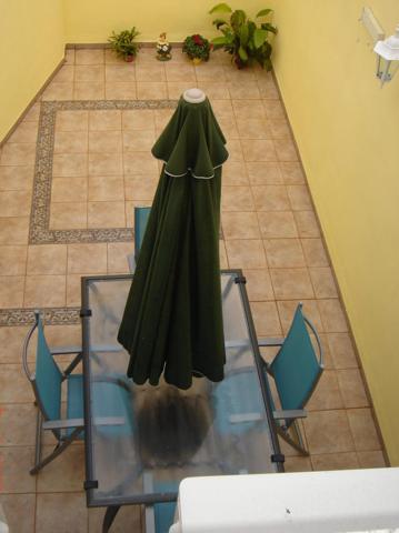 Adosado grande en el centro, gran terraza, 2 balcones, cochera cerrada, comedor, cocina y 4 dormitorios photo 0