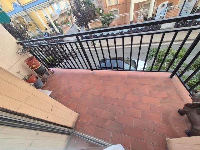 1º piso s-ascen., 4 dormitorios, cocina, comedor, baño, patio y balcon photo 0