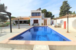 Villa de estilo mediterráneo con 9 dormitorios, ideal para invertir alquiler vacacional! photo 0