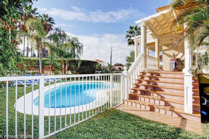 Villa en La Sierrezuela en Mijas-Costa con piscina, jardín y garaje privado. photo 0