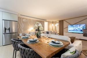 Exclusivo apartamento de 4 dormitorios en primera línea de playa en Estepona photo 0