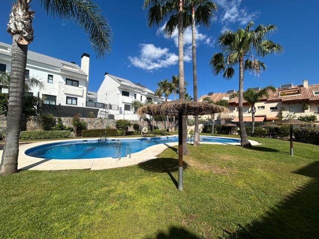Exclusiva Vivienda de 4 Plantas en Los Boliches photo 0