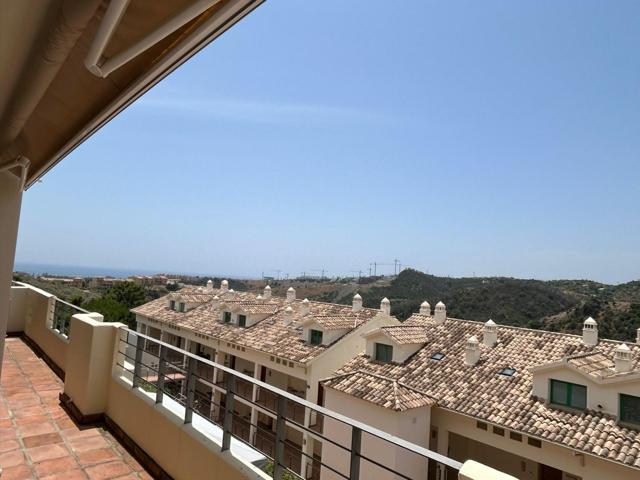 Moderno piso con terraza, garaje para 2 coches y trastero en zona tranquila photo 0
