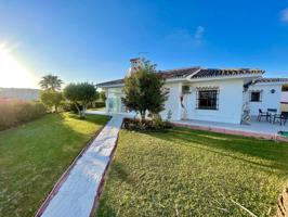 Encantadora villa con jardín y orientación suroeste en La Cala de Mijas photo 0
