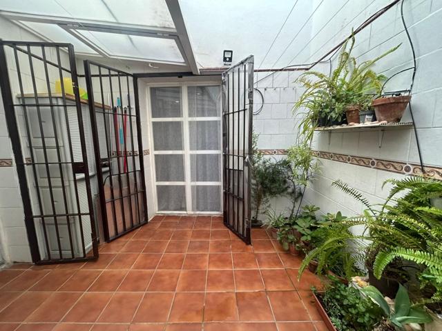 CASA CON GARAJE EN PLENO CORAZONA DE CHICLANA photo 0