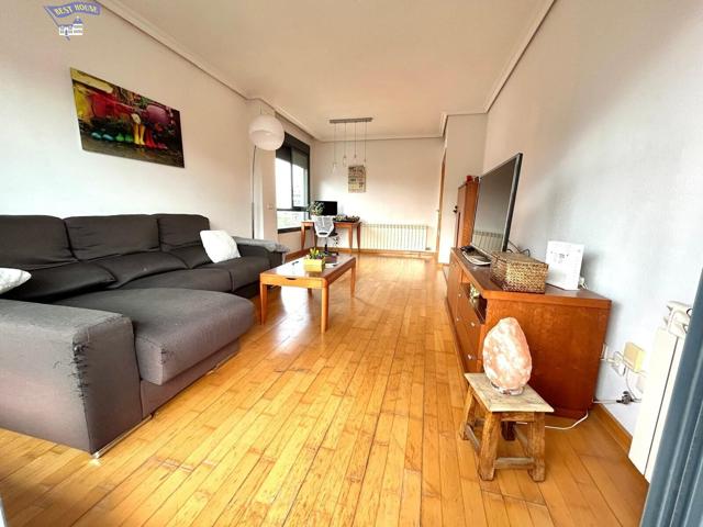 EXCLUSIVA VIVIENDA EN CASTELLARNAU– SABADELL ( 3 hab, 2 baños, parking+ trastero y Zona Comunitaria) photo 0