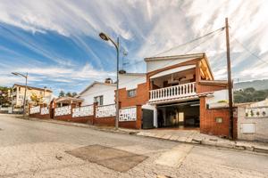 CASA EN ZONA RESIDENCIAL CON AMPLIO PATIO Y GARAJE photo 0