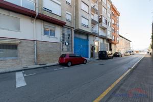¡Invierte en el corazón de Santoña! Nave Industrial versátil, junto a la Playa y el Puerto! photo 0