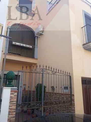 Casa de tres dormitorios. photo 0