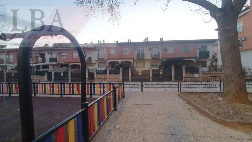 VIVIENDA UNIFAMILIAR JUNTO A PARQUE INFANTIL Y JARDINES photo 0