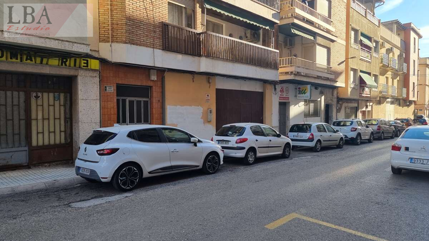 Amplio local comercial para reformar en el centro de Linares photo 0