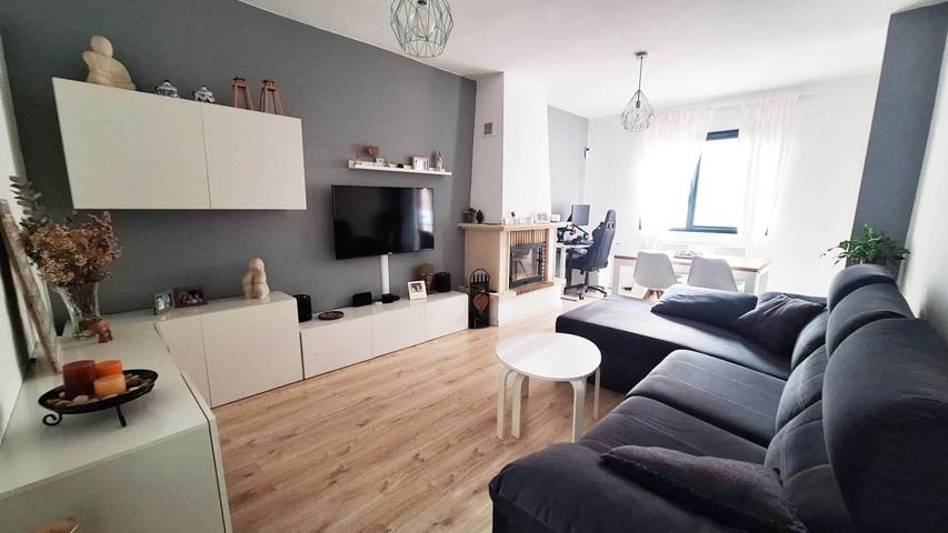 ¡¡CASA ADOSADA EN LAS JARAS DE 205 m2, LISTA PARA ENTRAR A VIVIR, CON SÓTANO, PLACAS SOLARES Y PISCINA COMUNITARIA!! photo 0