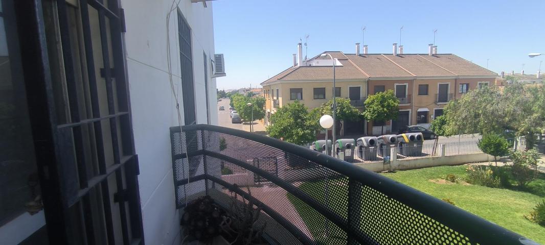 Amplio piso con terraza, cochera y trastero en Miralbaida (en urbanización ajardinada) photo 0