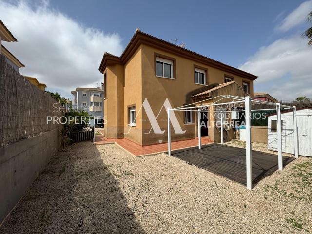 Chalet pareado con jardín, chimenea y piscina comunitaria en Altorreal photo 0