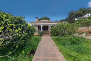 CASA CHALET CON TERRENO A 1 MINUTO DE CALA SANTANYI photo 0