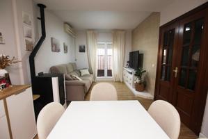 ADOSADO CON 2 PLAZAS DE GARAJE EN ZONA CENTRO photo 0