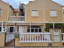 Se vende casa adosada en la zona de Punta Prima, Torrevieja. A 550m del mar photo 0