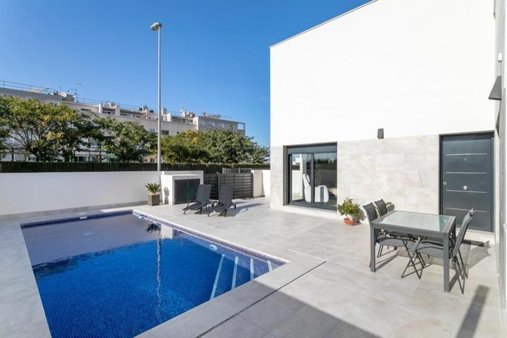 Villas adosadas de obra nueva con piscina privada en la zona de Daya Nueva, Costa Blanca photo 0