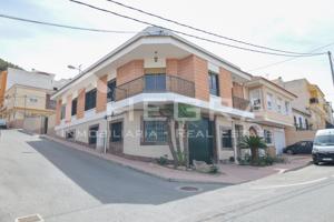 GRAN CHALET EN ESQUINA DE 333m2 CON UN SOLAR URBANO ANEXO DE 400m2. EN ORIHUELA, ZONA ARNEVA photo 0