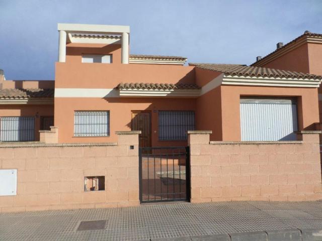 Vivienda con cochera de 3 dormitorios, 2 baños, jardín, patio y piscina comunitaria photo 0