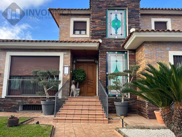 GRAN CHALET DE LUJO EN URB CAMPO DE GOLF EN VENTA photo 0