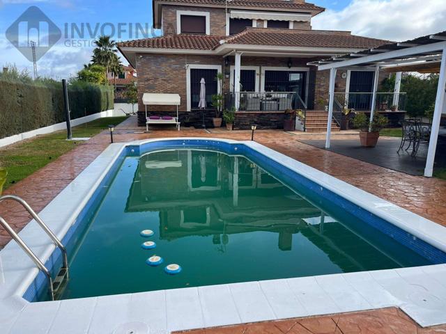 GRAN CHALET DE LUJO EN URB CAMPO DE GOLF EN VENTA photo 0