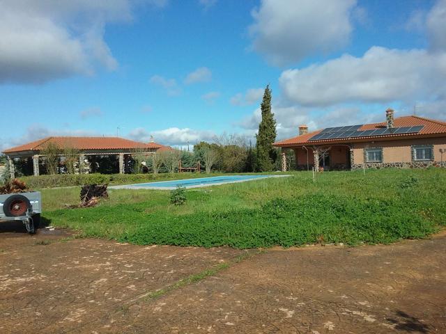 GRAN CHALET EN UNA PLANTA SEMINUEVO AGUA POTABLE DE BADAJOZ , PARA ENTRAR A VIVIR EN DEHESILLA DE CALAMON photo 0