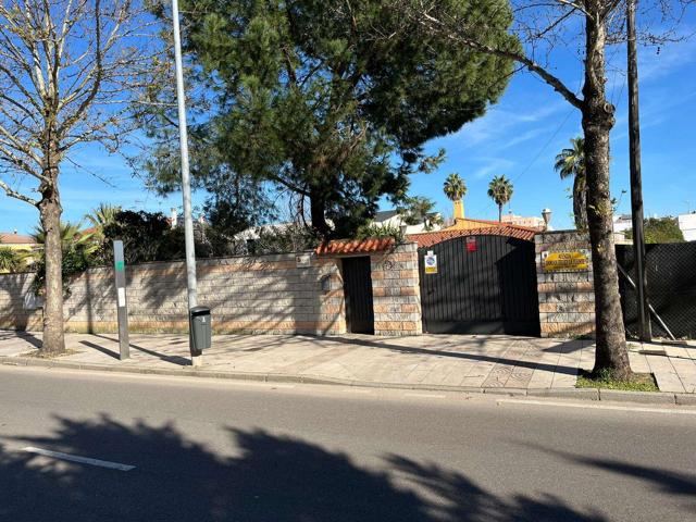 GRAN OPORTUNIDAD UNICA SE VENDE CHALET CON PARCELA DE 1450M2 CENTRICO DENTRO DE BADAJOZ photo 0
