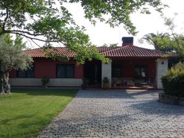 EXCLUSIVO CHALET DE LUJO DE DISEÑO EN UNA SOLA PLANTA EN URB. TRES ARROYOS photo 0