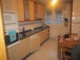 SE VENDE PISO SEMINUEVO, AMUEBLADO, 3 HAB., SALÓN, COCINA AMUEBLADA, 2 BAÑOS, TRASTERO Y GARAJE. photo 0