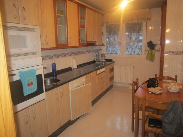 SE VENDE PISO SEMINUEVO, AMUEBLADO, 3 HAB., SALÓN, COCINA AMUEBLADA, 2 BAÑOS, TRASTERO Y GARAJE. photo 0