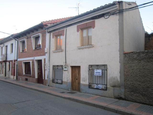 SE VENDE CASA DE VERANO EN EL CENTRO DE VALENCIA DE DON JUAN, PEQUEÑO PATIO. photo 0