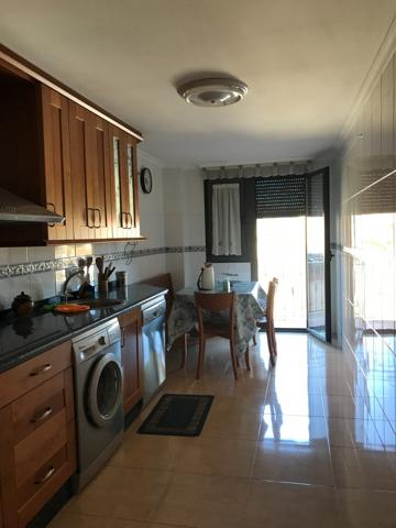 Se vende amplio piso en el centro, cocina, salón, 3 hab., 3 baños, trastero y garaje. Para entrar . photo 0