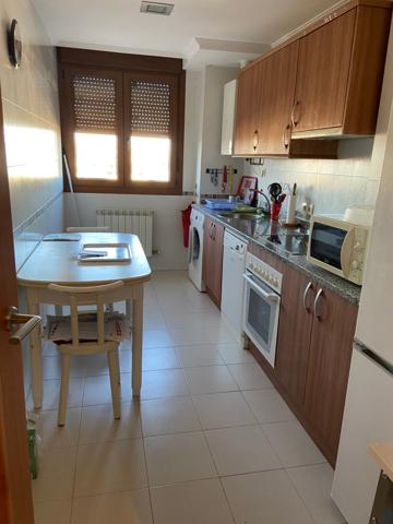 SE VENDE AMPLIO PISO EN VALENCIA DE DON JUAN, COCINA, SALÓN, 2 HAB., 2 BAÑOS, TRASTERO Y GARAJE. photo 0