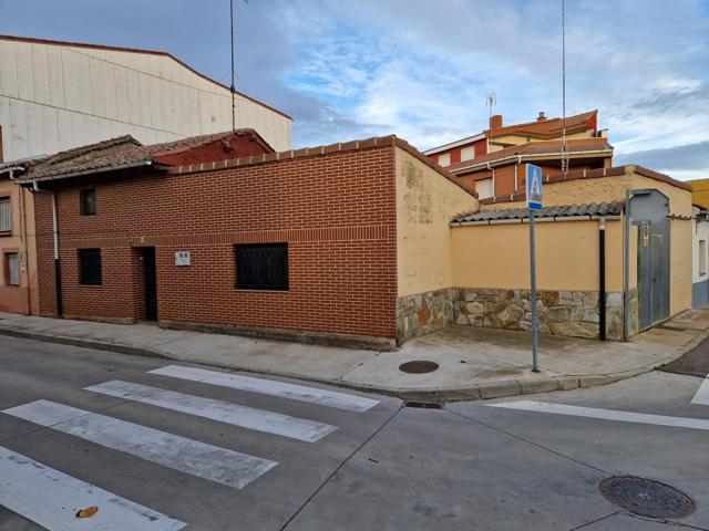 SE VENDE CASA DE PLANTA BAJA EN VALENCIA DE DON JUAN. 3 HAB., SALÓN, COCINA, BAÑO Y COCHERA. photo 0