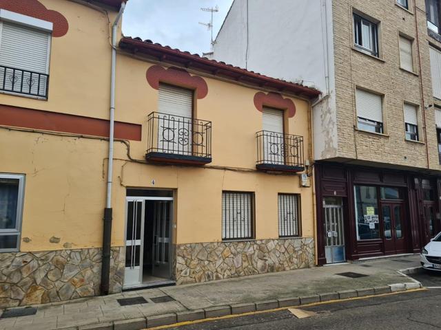 SE VENDE CASA AMUEBLADA EN EL CENTRO DE VALENCIA DE DON JUAN, OCINA, SALÓN, 4 HAB, 2 BAÑOS. photo 0