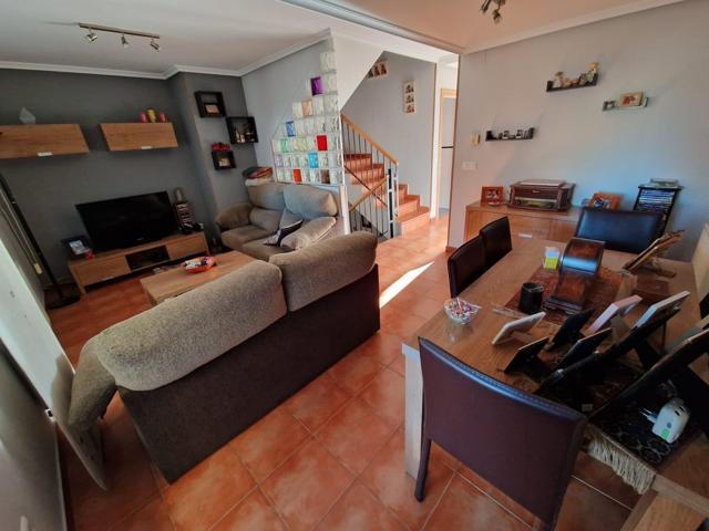 SE VENDE ADOSADO, COCINA, SALÓN, 4 HAB, 2 BAÑOS, 2 ASEOS, MERENDERO HABILITADO EN ZONA DE COCHERA. photo 0