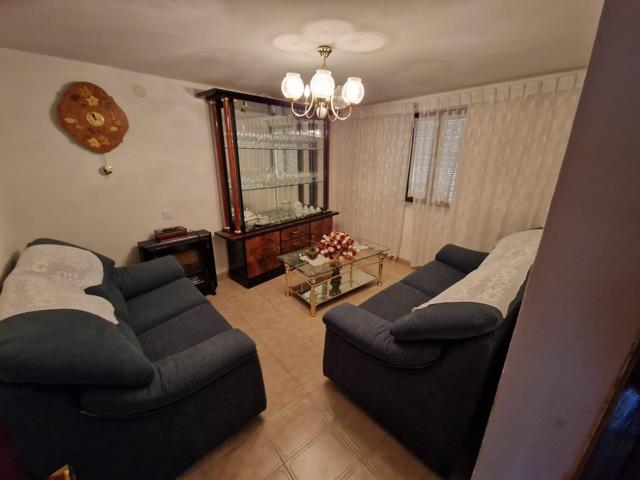 SE VENDE CASA DE DOS PLANTAS, COCINA, SALÓN, 3 HAB., BAÑO, PATIO, ALMACENES, PORTÓN GARAJE. photo 0