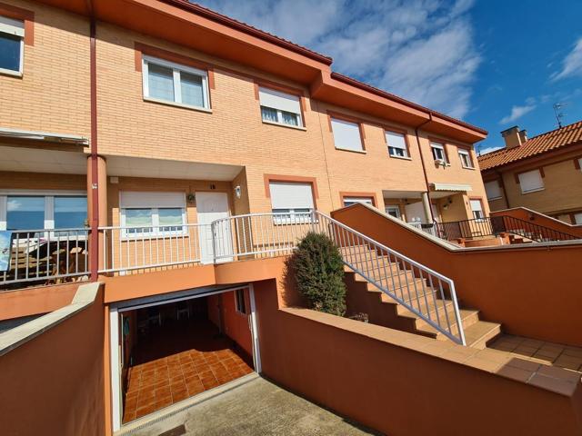 SW VENDE ADOSADO, SEMINUEVO. COCHERA CON MERENDERO Y COCINA 3 HAB., 2 BAÑOS, ASEO. PATIO. photo 0