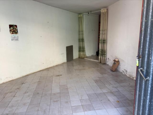 SE VENDE COCHERA CERRADA EN VALENCIA DE DON JUAMN, ZONA INSTITUTO, A PIE DE CALLE. photo 0