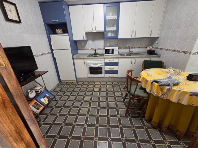SE VENDE CASA EN CASTILFALE, 2 COCINAS,SALÓN, 6 HAB., BAÑO, PATIO, CALEFACCIÓN. photo 0