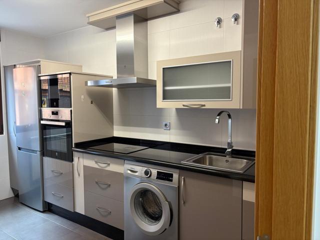 SE VENDE APARTAMENTO SEMINUEVO EN VALENCIA DE DON JUAN, COCINA AMUEBLADA, 2 HAB., SALÓN, 2 BAÑOS, TRASTERO, ASCENSOR Y PLAZA DE GARAJE. photo 0